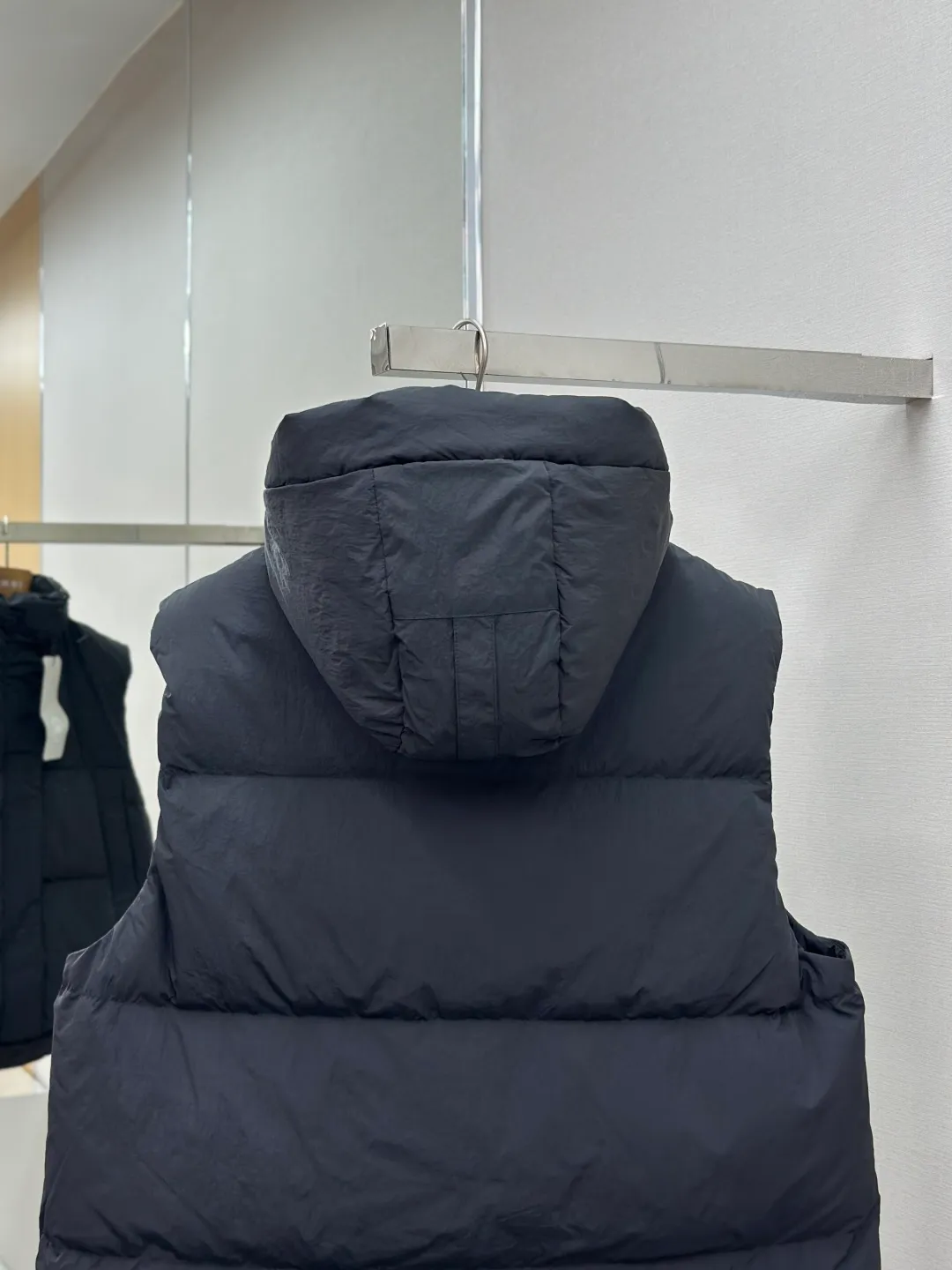 P760 Canada Goose logo hooded down vest Fabric selection: The use of high-quality protective nylon fabric not only enhances the wear resistance of the surface, but also takes into account wind resistance, ensuring excellent performance in various harsh weather conditions.  90 national standard high-quality white duck down: selected high-loft down, weighing 170g, light and warm, with excellent temperature locking performance and good resilience.  Three-dimensional quilting process: Precision thread reinforcement to prevent velvet drilling and ensure that the fluffy and resilient elasticity lasts as new.  Details: Use polyester as the base for woven webbing, and use high-precision computer embroidery to decorate the brand letters on the webbing. The edges of the pattern are clear, the stitches are fine and even, and multiple layers of embroidery threads are stacked to enhance the three-dimensional effect. Accessories: Customized logo Customized zipper pendant Customized hem elastic buckle Customized snap button SIZE: S M L XL